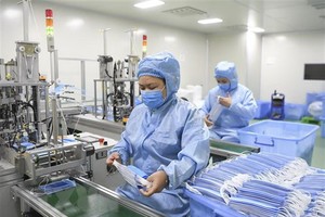 Khẩu trang được sản xuất tại nhà máy ở Trùng Khánh, Trung Quốc. (Ảnh: THX/TTXVN).