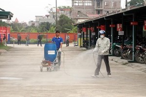 Phun thuốc khử khuẩn phòng ngừa dịch bệnh nCoV tại Công ty TNHH Kiara Garments Việt Nam (thị trấn Cát Thành, huyện Trực Ninh, tỉnh Nam Định). (Ảnh: Văn Đạt/TTXVN).