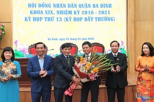 Ông Tạ Nam Chiến (thứ 3 trái sang) được bầu giữ chức Chủ tịch UBND quận Ba Đình. Ảnh: Hanoimoi.