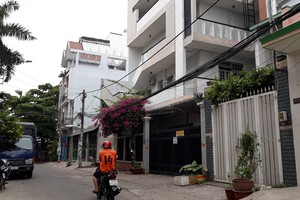 Đứt cáp thang máy chuyển hàng nhà trọ tại TP.HCM 1 người tử vong, 2 người bị thương nặng