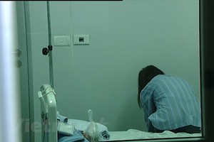 Một nữ bệnh nhân mắc 2019-nCoV đang điều trị tại Bệnh viện Bệnh nhiệt đới Trung ương. (Ảnh: PV/Vietnam+).