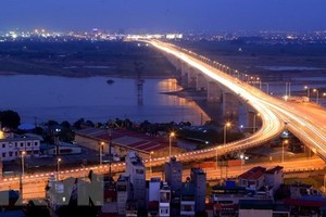 Cầu Vĩnh Tuy bắc qua sông Hồng. (Ảnh: Huy Hùng/TTXVN).