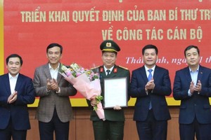 Lãnh đạo tỉnh Thái Bình chúc mừng Thượng tá Nguyễn Thanh Trường.
