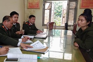 Công an làm việc với Cà Thị Lả. Ảnh: Công an cung cấp.