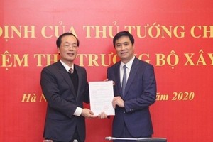 Bộ trưởng Phạm Hồng Hà trao quyết định và chúc mừng tân Thứ trưởng Nguyễn Tường Văn.