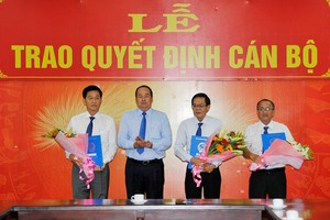 Chủ tịch UBND tỉnh An Giang Nguyễn Thanh Bình trao quyết định bổ nhiệm và bổ nhiệm lại cho 3 cán bộ cấp sở.