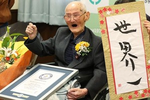 Ông Chitetsu Watanabe nhận chứng nhận của Sách Kỷ lục Guinness ngày 12/2. Ảnh: AFP.