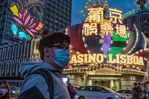 Người Macao đeo khẩu trang trước 1 sòng bạc (Ảnh: ET).