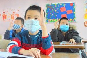 Học sinh trường Pascal, Hà Nội đeo khẩu trang trong lớp ngày 30/1. 