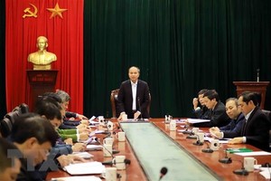 Chủ tịch UBND tỉnh Vĩnh Phúc Nguyễn Văn Trì làm việc với lãnh đạo UBND thành phố Phúc Yên. (Ảnh: Hoàng Hùng/TTXVN).