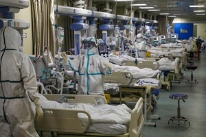 Nhân viên y tế làm việc tại phòng chăm sóc đặc biệt thuộc một bệnh viện được chỉ định điều trị dịch Covid-19 ở Vũ Hán ngày 6/2. Ảnh: Reuters.