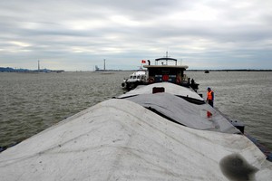 Tàu TB 1329 đã được dẫn giải về khu vực neo đậu an toàn, tiến hành các biện pháp điều tra, xác minh và xử lý theo quy định của pháp luật: (Ảnh: TTXVN).