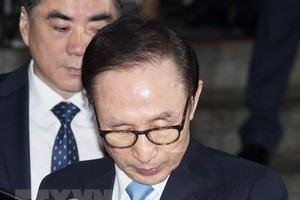 Cựu Tổng thống Hàn Quốc Lee Myung-bak (phía trước) rời Tòa án Quận trung tâm Seoul, ngày 15/3. (Nguồn: THX/ TTXVN).