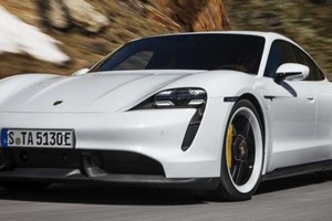 Siêu xe điện Porsche Taycan bốc cháy bí ẩn trong gara