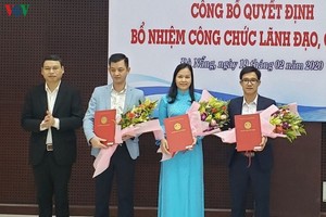 Ông Hồ Kỳ Minh, Phó Chủ tịch UBND TP Đà Nẵng trao các quyết định bổ nhiệm cán bộ.