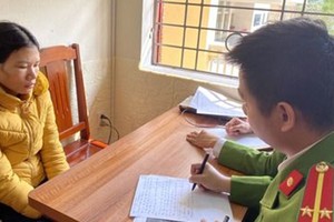 Cảnh sát lấy lời khai nghi can. Ảnh: T. Thanh.