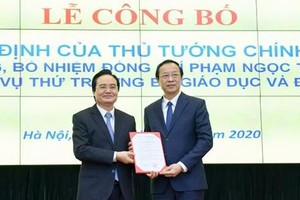 Bộ trưởng Phùng Xuân Nhạ trao quyết định cho đồng chí Phạm Ngọc Thưởng.