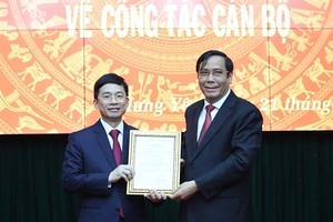 Phó Trưởng Ban Thường trực Ban Tổ chức Trung ương Nguyễn Thanh Bình, thừa ủy quyền của Ban Bí thư trao quyết định điều động, luân chuyển ông Nguyễn Duy Hưng - Ảnh: VGP.