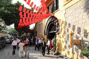 Di tích lịch sử nhà tù Hỏa Lò thu hút đông khách trong nước và quốc tế đến tham quan, nghiên cứu và học tập. (Ảnh: Thanh Tùng/TTXVN).