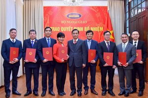 Thứ trưởng Lê Hoài Trung trao quyết định và chúc mừng các cán bộ được bổ nhiệm giữ chức vụ mới.