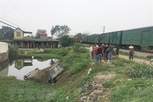 Hiện trường vụ tai nạn đường sắt khiến một người tử vong tại chỗ. (Ảnh: Nguyễn Oanh/TTXVN).