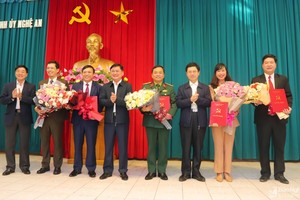 Lãnh đạo tỉnh Nghệ An chúc mừng các cán bộ được Ban Bí thư chỉ định tham gia Ban Chấp hành Đảng bộ tỉnh.