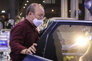 HLV Park Hang-seo đeo khẩu trang trở lại Hà Nội tối 23/2. 