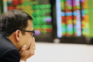 Lùi sát 900 điểm, VN-Index sẽ về đâu?