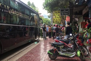 Công an tiến hành kiểm tra xe khách Bảo Lâm.