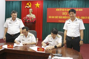Chuẩn đô đốc Nguyễn Đức Vượng bàn giao chức trách nhiệm vụ cho Chuẩn đô đốc Nguyễn Văn Thuân.