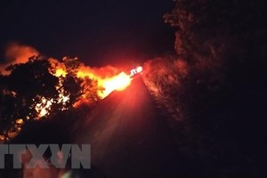 Hiện trường vụ cháy xe bồn chở xăng. (Ảnh: Hồng Điệp/TTXVN).