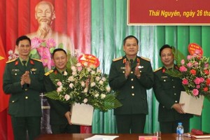 Trung tướng Dương Đình Thông chúc mừng các đồng chí được điều động, bổ nhiệm chức vụ mới.