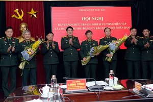 Đại tướng Lương Cường chúc mừng các đồng chí bàn giao và nhận bàn giao nhiệm vụ.