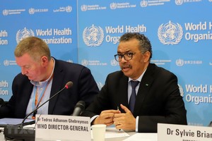 Tổng giám đốc WHO Tedros Adhanom Ghebreyesus (phải) phát biểu tại cuộc họp báo ở Geneva, Thụy Sĩ. (Ảnh: THX/TTXVN).