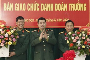Thiếu tướng Nguyễn Hồng Thái, Tư lệnh Quân khu 1 chúc mừng Đại tá Tạ Đức Thanh và Đại tá Hoàng Trung Kiên.
