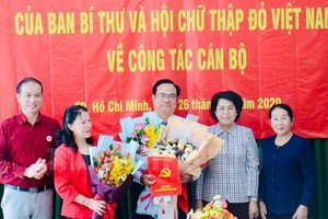 Lãnh đạo Trung ương Hội Chữ thập đỏ Việt Nam trao quyết định và chúc mừng đồng chí Vũ Thanh Lưu.