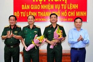 Trung tướng Võ Minh Lương và đồng chí Trần Lưu Quang chúc mừng 2 đồng chí nhận nhiệm vụ mới.