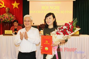 Bí thư Tỉnh ủy Bình Phước trao quyết định và chúc mừng tân Phó Bí thư Thường trực Tỉnh ủy Huỳnh Thị Hằng.
