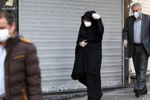 Người Iran đeo khẩu trang tại thủ đô Tehran (Ảnh: Reuters).