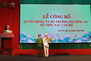 Thứ trưởng Lê Quý Vương trao quyết định cho đồng chí Đại tá Lưu Hồng Quảng. (Nguồn: cand.com.vn).