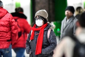 Một phụ nữ đeo khẩu trang tại ga tàu ở Duesseldorf, Đức. Ảnh: AP.