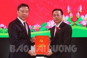 Ông Hoàng Quốc Thưởng (phải) nhận quyết định. Ảnh: Báo Hải Dương.
