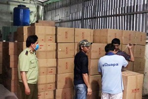 400 thùng khẩu trang bị phát hiện. 