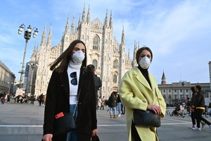 Người dân đeo khẩu trang phòng dịch COVID-19 tại Milan, Italy ngày 23/2/2020. (Nguồn: AFP/TTXVN).