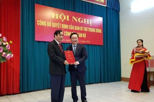 Ông Nguyễn Thanh Bình, Ủy viên BCH Trung ương Đảng, Phó Trưởng ban Thường trực Ban Tổ chức Trung ương đã trao quyết định của Ban Bí thư Trung ương cho ông Nguyễn Đức Trung.