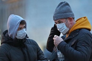 Người dân tại London ngày 29/2. Ảnh: Reuters.