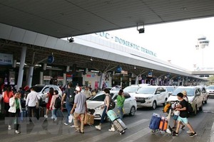 Hành khách di chuyển tại sân bay Tân Sơn Nhất. (Ảnh: Tiến Lực/TTXVN).