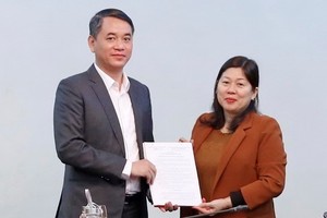 Thứ trưởng Nguyễn Thị Phương Hoa trao quyết định cho đồng chí Lê Vũ Tuấn Anh.