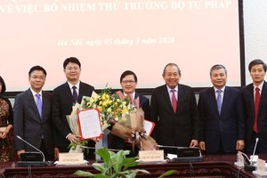 Phó Thủ tướng Thường trực Chính phủ Trương Hòa Bình và lãnh đạo Bộ Tư pháp chúc mừng 2 tân Thứ trưởng. Ảnh: VGP.
