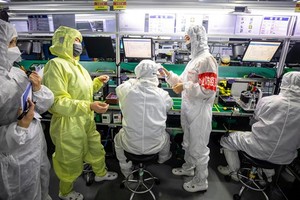 Các nhân viên an ninh tự kiểm tra y tế cho nhau ở Thâm Quyến, Trung Quốc. (Nguồn: EPA).